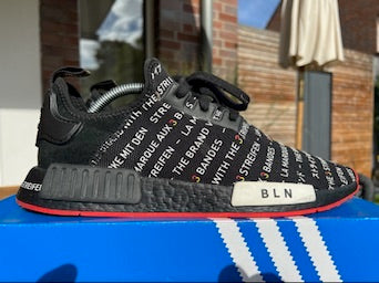 Adidas Sneaker NMD R1 Berlin Schwarz Weiss Cyan ·Gr 44,5· Herren Originals Streetwear