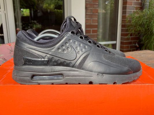 NIKE AIR MAX ZERO ESSENTIAL "TRIPLE BLACK" / GR 43