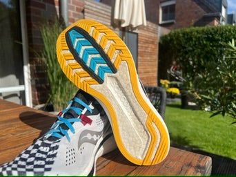 Saucony Sneaker Endorphin Pro 2 Weiss Schwarz ·Gr 43· Herren Running Performance