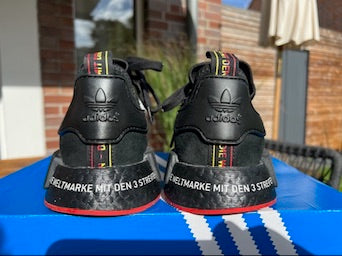 Adidas Sneaker NMD R1 Berlin Schwarz Weiss Cyan ·Gr 44,5· Herren Originals Streetwear