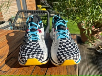 Saucony Sneaker Endorphin Pro 2 Weiss Schwarz ·Gr 43· Herren Running Performance