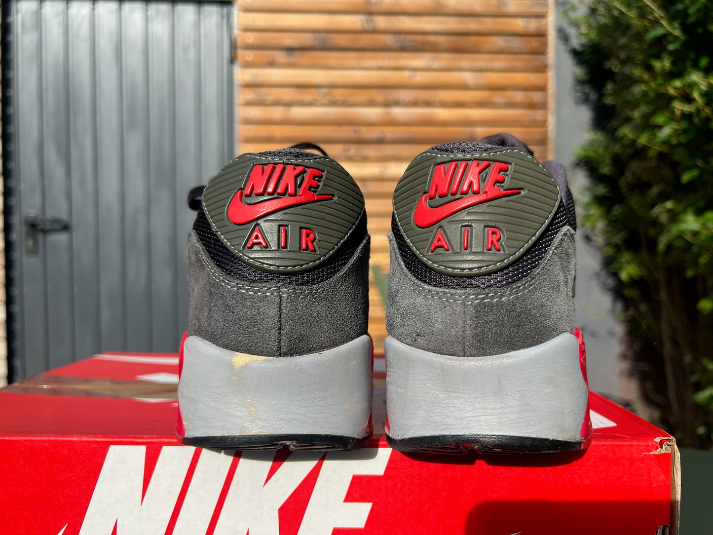 Nike Sneaker Air Max 90 Essential Schwarz Grau Rot ·Gr 44· Herren Retro Running