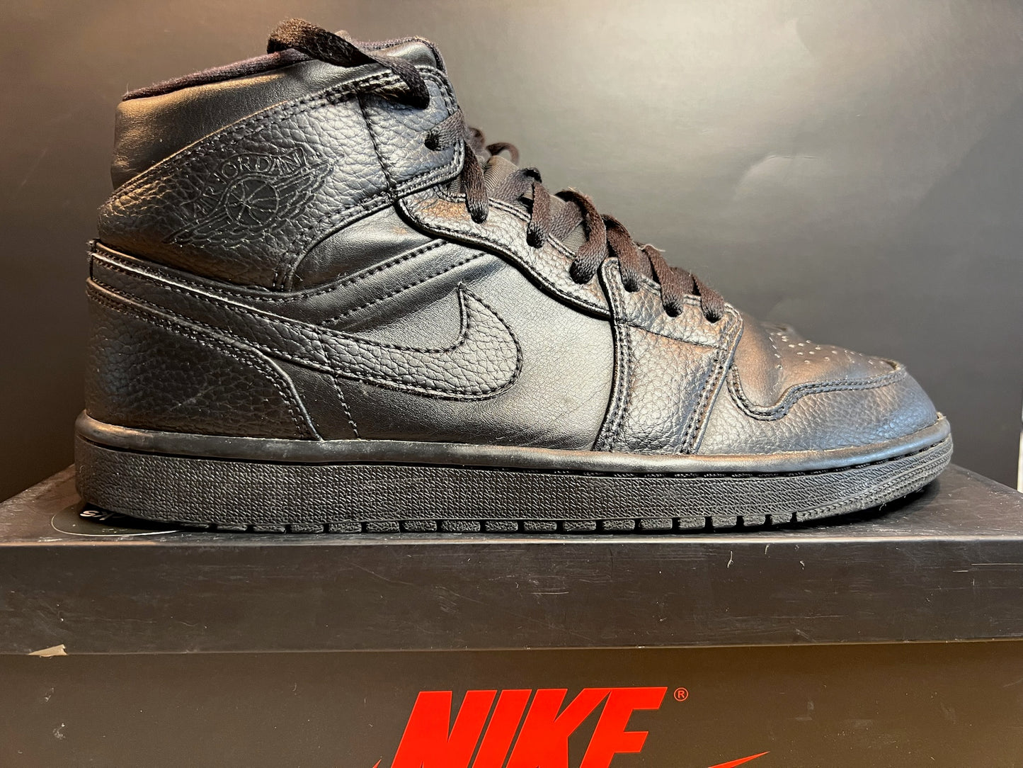 Nike Sneaker Air Jordan 1 Mid Triple Black ·Gr 43· Herren Retro Basketball Schuhe